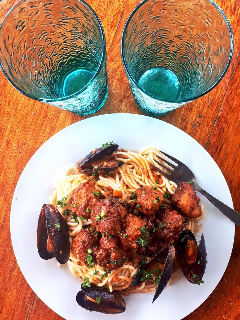Spaghetti Bolognese with chicken balls and mussels